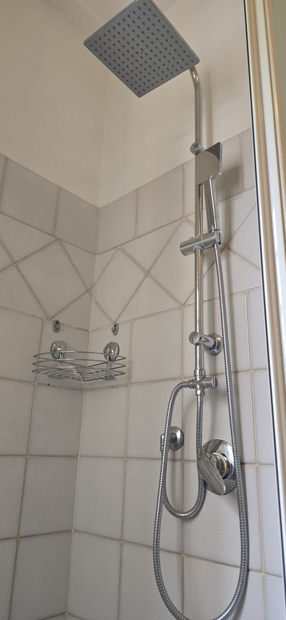 Bagno dell'appartamento, seconda vista su specchio e sanitari