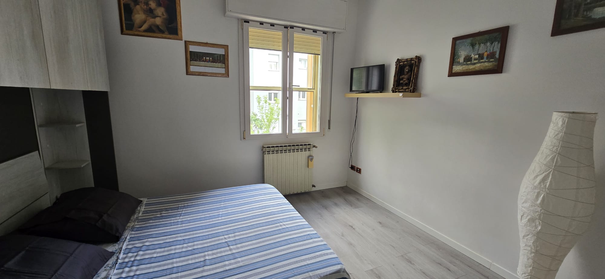Camera da letto matrimoniale, vista sull'armadio e finestra