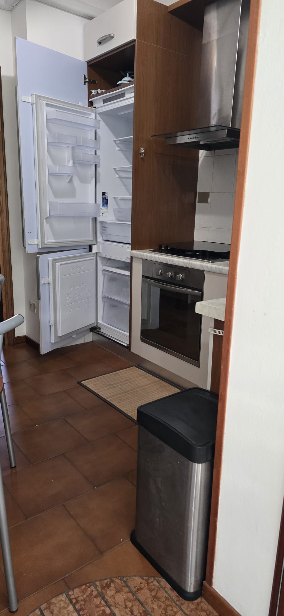 Cucina dell'appartamento, vista sui pensili e zona pranzo
