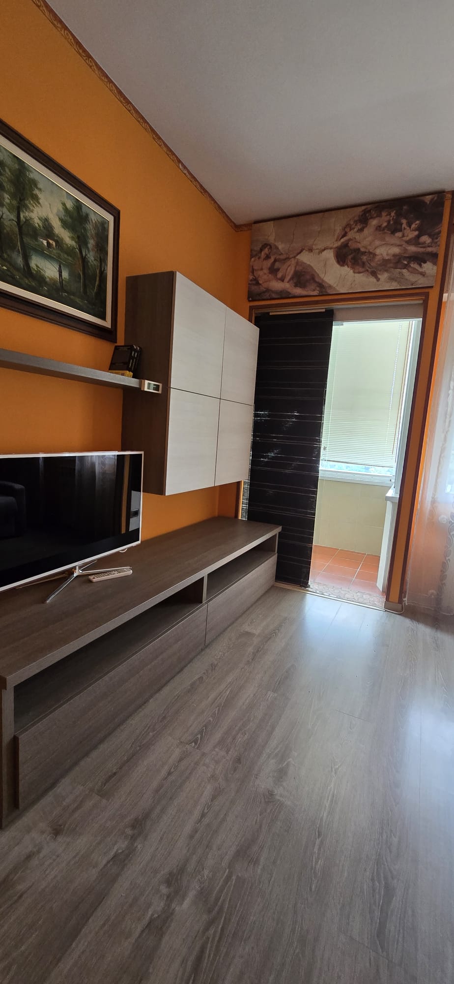 Soggiorno dell'appartamento, terza vista con ingresso